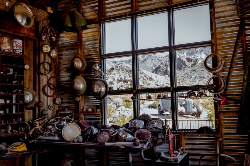 boutique-HYERES-min_shop_window_part_junk_abandoned-138873